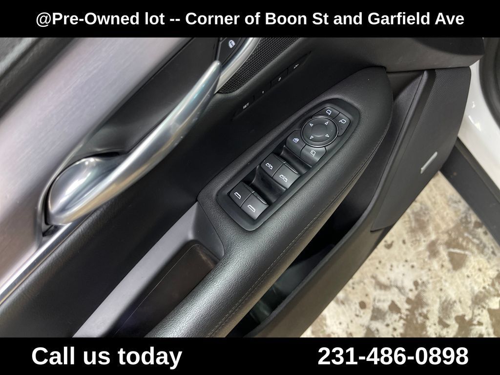Used 2017 Cadillac XT5 Luxury w/ Driver Awareness Package AWD/4WD image 16