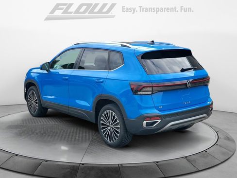 Certified 2025 Volkswagen Taos SE w/ Panoramic Sunroof Package image 6