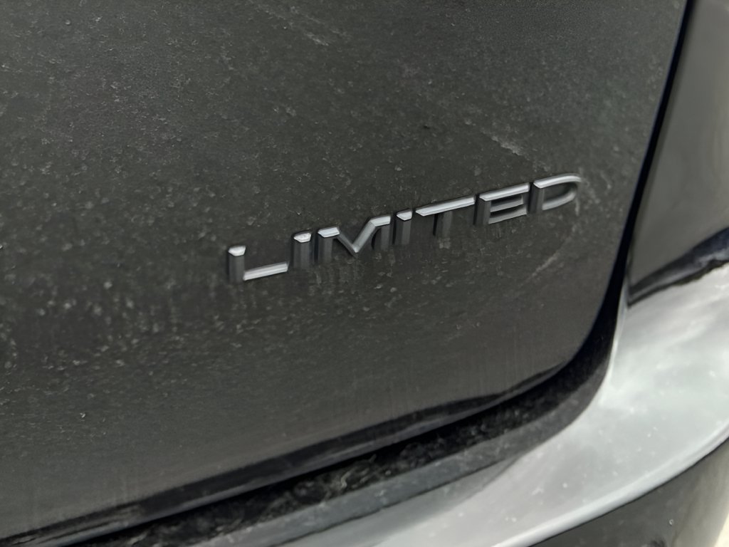 Used 2025 Chrysler Pacifica Limited FWD image 23