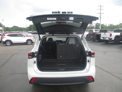 Used 2024 Toyota Highlander XLE AWD/4WD image 9