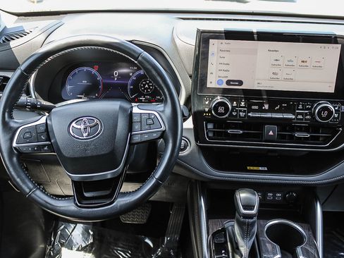 Used 2023 Toyota Highlander Limited FWD image 15