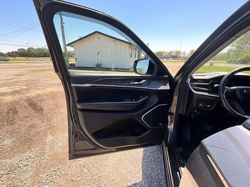 Used 2022 Jeep Grand Cherokee L Limited AWD/4WD image 11