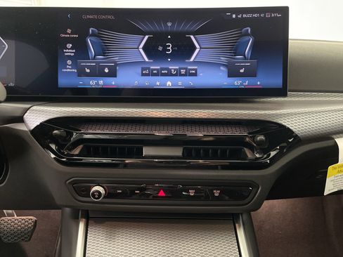 Used 2025 BMW 330i xDrive Sedan w/ Convenience Package image 27