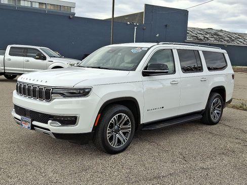 Used 2023 Jeep Wagoneer L Series II image 3