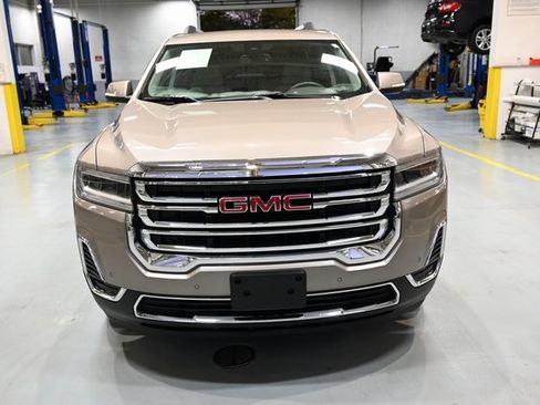 Used 2023 GMC Acadia SLE w/ Driver Convenience Package image 2