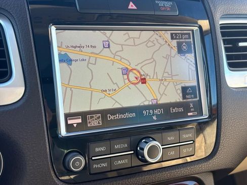 Used 2014 Volkswagen Touareg Sport image 20