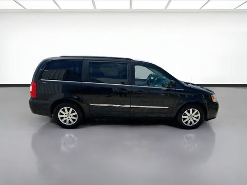 Used 2015 Chrysler Town & Country Touring FWD image 4
