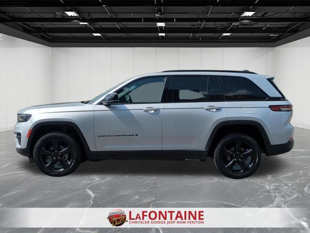 Used 2024 Jeep Grand Cherokee Altitude AWD/4WD image 2