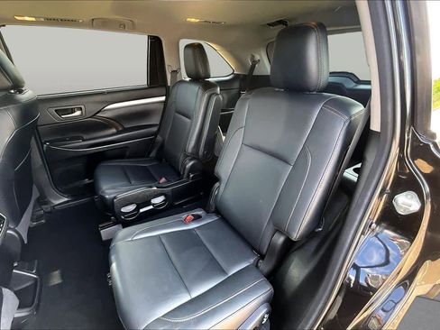 Used 2018 Toyota Highlander XLE FWD image 21