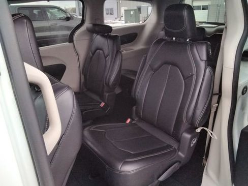 Used 2024 Chrysler Pacifica Touring-L image 10