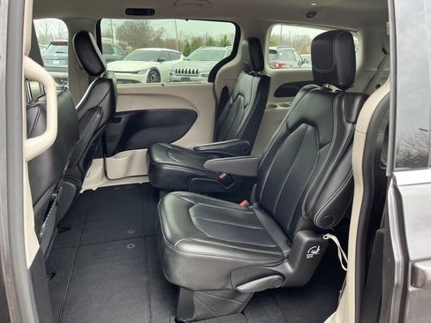 Used 2023 Chrysler Pacifica Touring-L FWD image 24