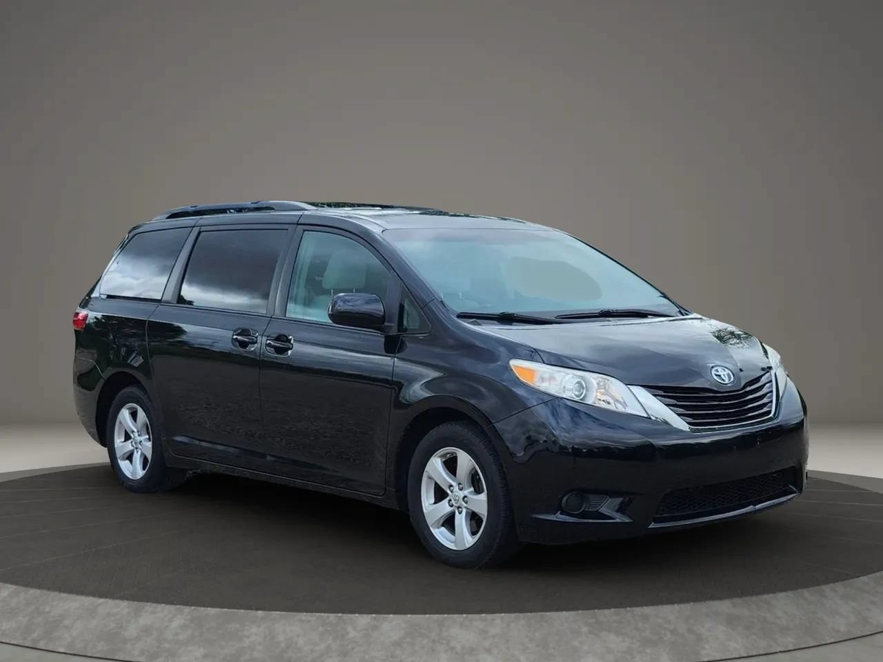 Used 2016 Toyota Sienna LE w/ Four Season Floor Mat Package FWD image 7