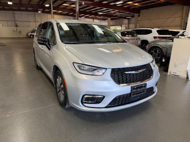 Used 2024 Chrysler Pacifica Limited FWD image 8