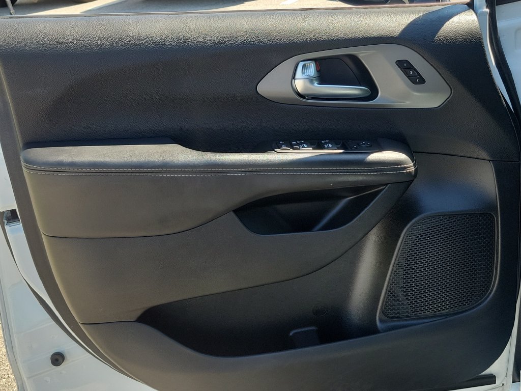 Used 2025 Chrysler Pacifica Select FWD image 20