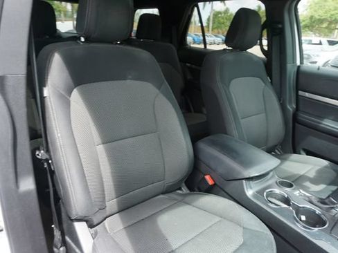 Used 2018 Ford Explorer XLT w/ Equipment Group 201A FWD image 2