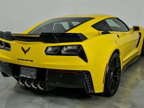 Used 2015 Chevrolet Corvette Z06 w/ 3LZ Preferred Equipment Group image 12
