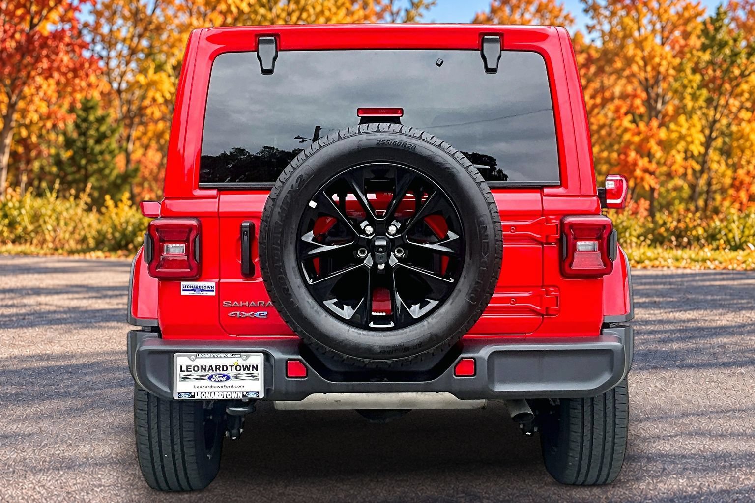 Used 2025 Jeep Wrangler Unlimited Sahara AWD/4WD image 5