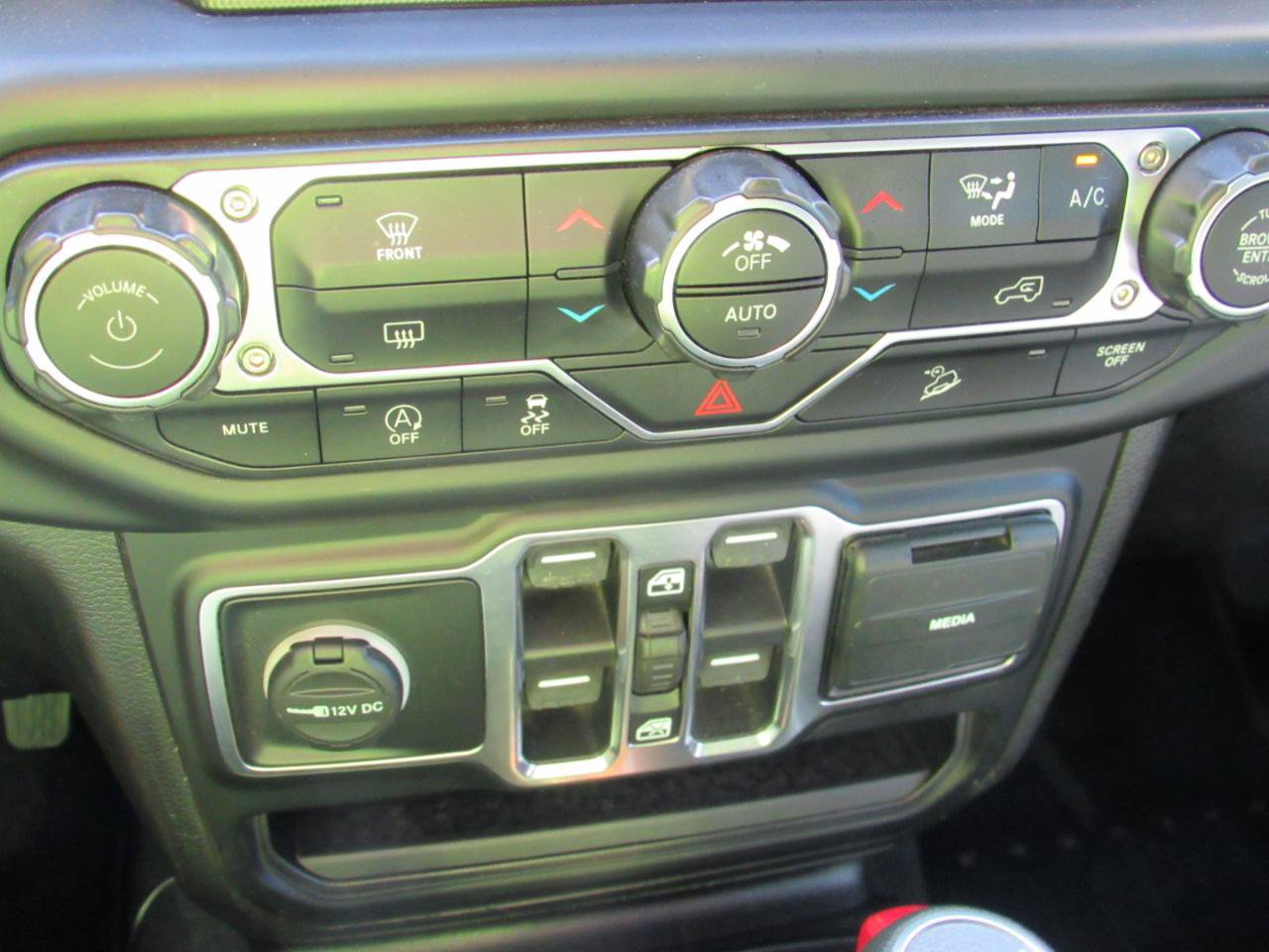 Used 2019 Jeep Wrangler Unlimited Sahara w/ Uconnect 4C Nav & Sound Group AWD/4WD image 26
