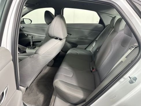 Certified 2025 Hyundai Elantra SE image 24