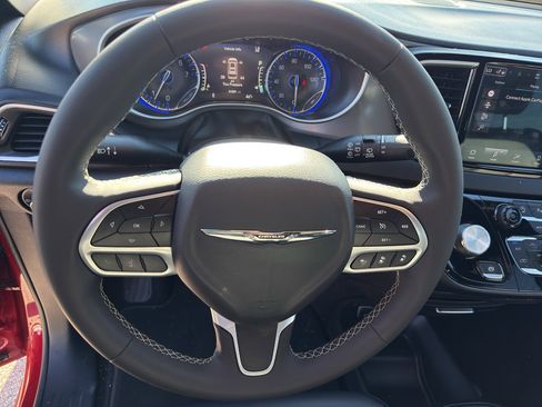 Used 2025 Chrysler Pacifica Select image 15