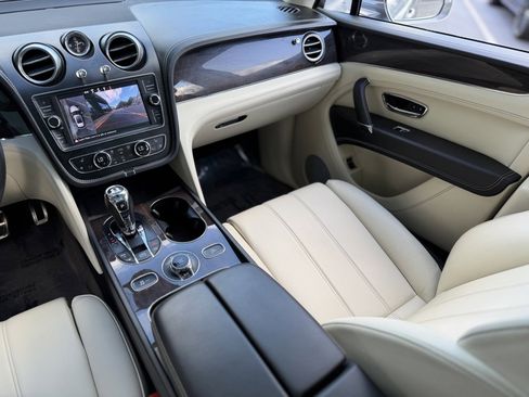 Used 2019 Bentley Bentayga image 43