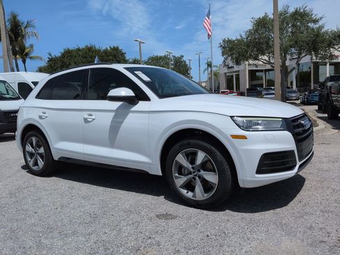 Used 2020 Audi Q5 2.0T Premium w/ Titanium Sport Package AWD/4WD image 2