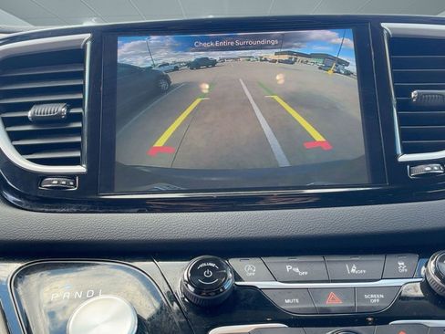 Used 2023 Chrysler Pacifica Touring-L image 23