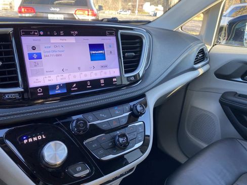 Certified 2022 Chrysler Pacifica Touring-L image 31