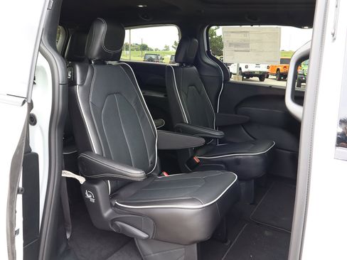 New 2026 Chrysler Pacifica Limited w/ S Appearance Package image 30