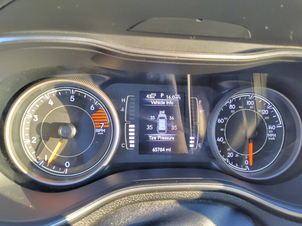 Used 2019 Jeep Cherokee Latitude Plus w/ Comfort/Convenience Group FWD image 23