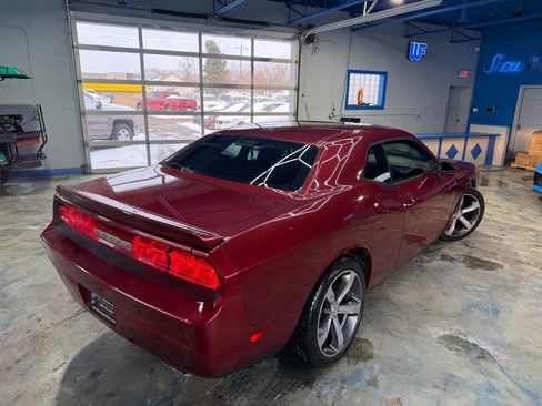 Used 2014 Dodge Challenger SXT image 2