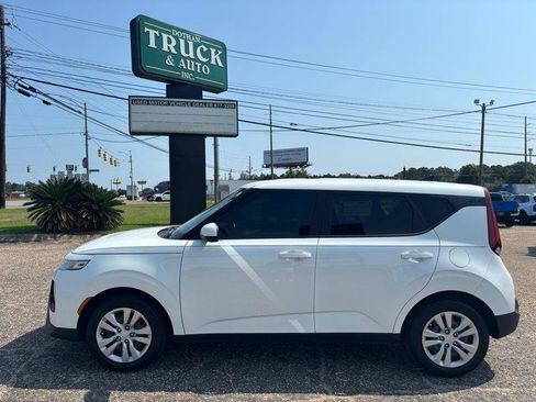 Used 2022 Kia Soul LX FWD image 2