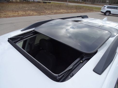 Used 2022 GMC Acadia Elevation image 12