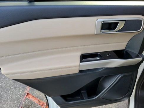 Used 2024 Ford Explorer XLT RWD image 15
