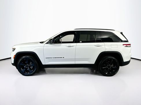Used 2023 Jeep Grand Cherokee Altitude AWD/4WD image 8