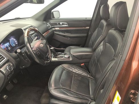 Used 2018 Ford Explorer Platinum image 17