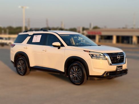 Used 2023 Nissan Pathfinder SV w/ Lighting Package (N92) FWD image 5