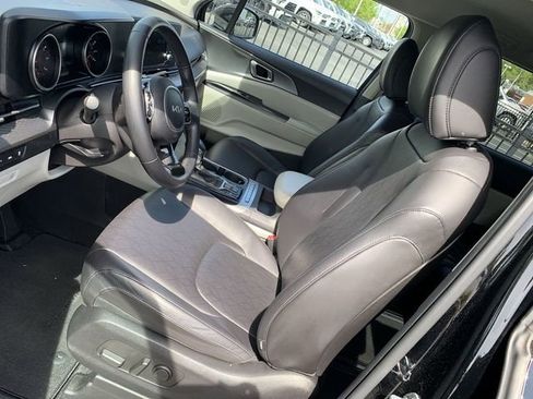 Used 2022 Kia Carnival LX image 18