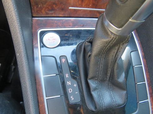 Used 2013 Volkswagen Passat TDI SEL Premium image 19