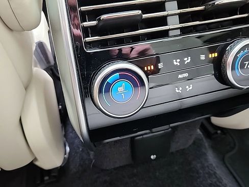 Used 2025 Land Rover Range Rover Long Wheelbase SE image 27