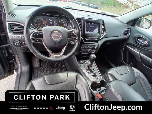 Used 2019 Jeep Cherokee Latitude Plus w/ Cold Weather Group AWD/4WD image 11