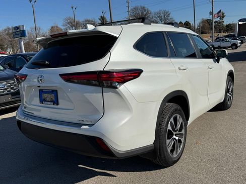 Used 2023 Toyota Highlander XLE image 3