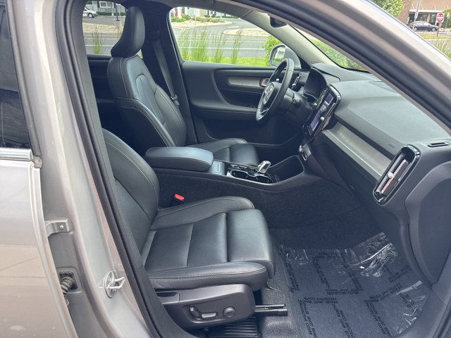 Certified 2025 Volvo XC40 B5 Plus AWD/4WD image 14