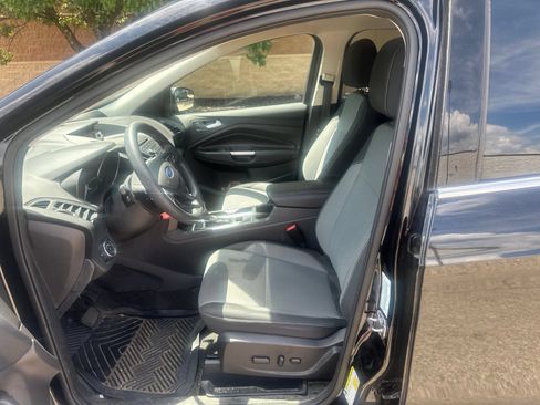 Used 2017 Ford Escape SE FWD image 4