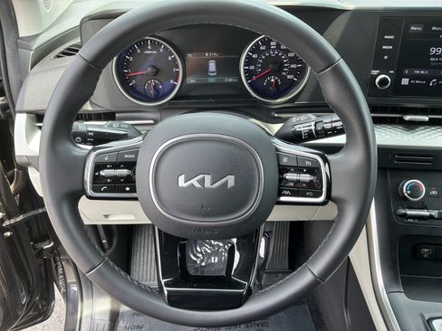 Used 2024 Kia Carnival LX FWD image 18