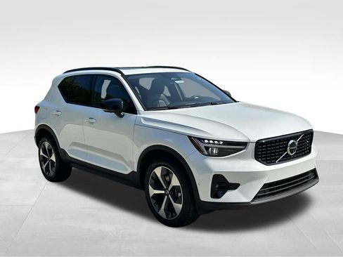 Used 2026 Volvo XC40 B5 Plus AWD/4WD image 5