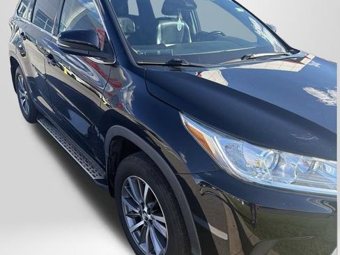 Used 2019 Toyota Highlander XLE AWD/4WD image 2
