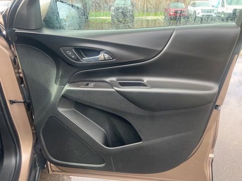 Used 2019 Chevrolet Equinox LT w/ Driver Convenience Package FWD image 9