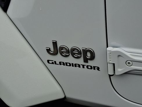 Certified 2022 Jeep Gladiator Overland w/ LED Lighting Group AWD/4WD image 32