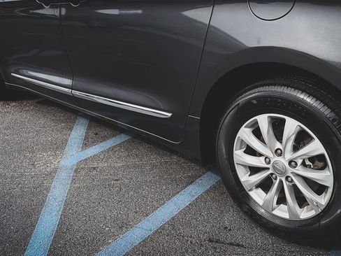 Used 2018 Chrysler Pacifica Touring-L FWD image 29